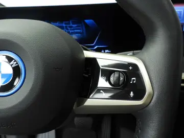 BMW iX xDrive40   Sportpaket   Laserlicht   navi   A