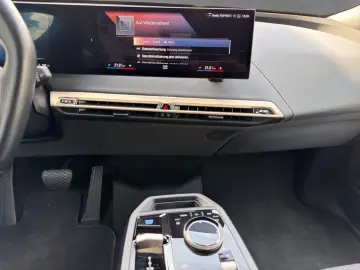 BMW iX xDrive40 Sportpaket Leder Amido SkyLounge 22