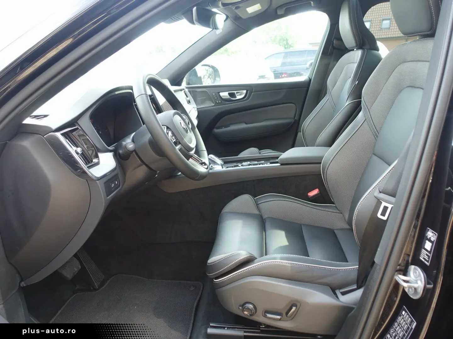 VOLVO XC60 Black Edition Plus T6 AWD Pano FourC AHK