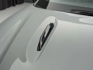 Aston Martin DBX 707