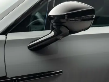 Aston Martin DBX 707