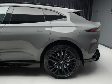 Aston Martin DBX 707