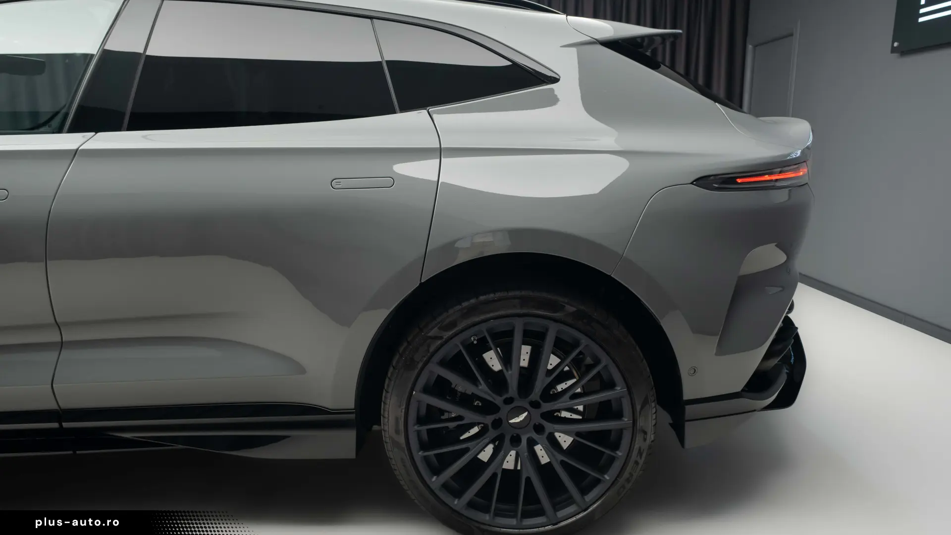Aston Martin DBX 707