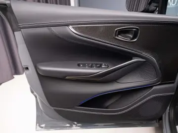 Aston Martin DBX 707
