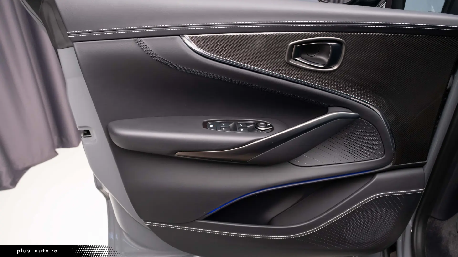 Aston Martin DBX 707