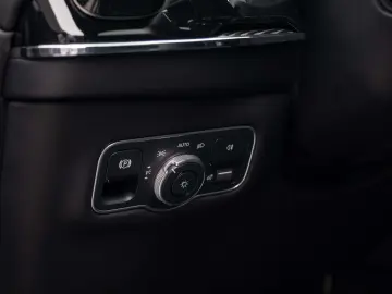 Aston Martin DBX 707