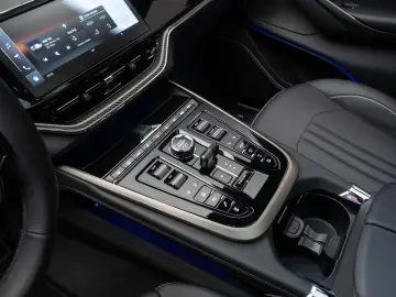 Aston Martin DBX 707