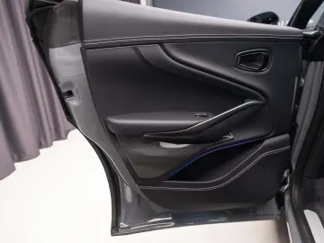 Aston Martin DBX 707