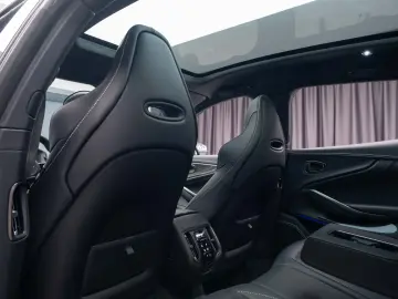 Aston Martin DBX 707
