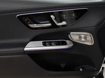 MERCEDES-BENZ GLC 300 e 4M AMG PANO HUD NIGHT DIG-LE…