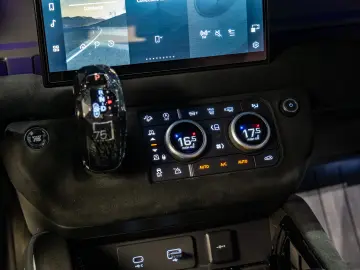 Land Rover Defender 110 X-Dynamic SE