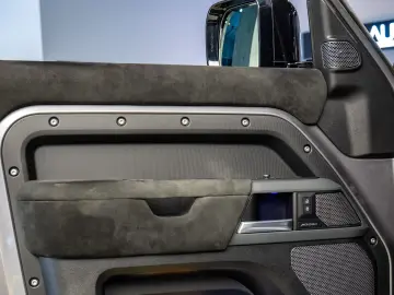 Land Rover Defender 110 X-Dynamic SE
