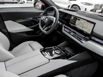 BMW 550e xDrive M SPORT B&W AHK HuD DA PROF 360  PAN