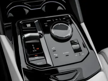 BMW 550e xDrive M SPORT B&W AHK HuD DA PROF 360  PAN
