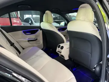MERCEDES-BENZ C 200d Avantgarde LEDER KAMERA AHK CARPLAY LED