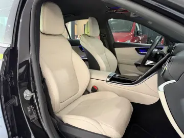 MERCEDES-BENZ C 200d Avantgarde LEDER KAMERA AHK CARPLAY LED