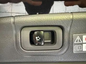 MERCEDES-BENZ C 200d Avantgarde LEDER KAMERA AHK CARPLAY LED