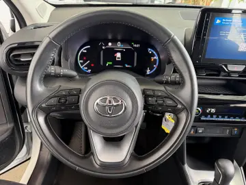 TOYOTA Yaris Cross 1.5l Hybrid 4x4 SHZ PDC v h Kamera