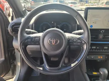TOYOTA Yaris Cross Hybrid 4x4 Premiere Edt. Vollausst.