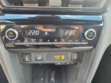 TOYOTA Yaris Cross Hybrid 4x4 Premiere Edt. Vollausst.
