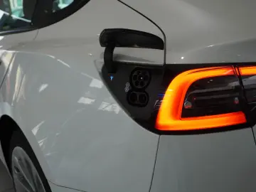 TESLA Model 3 LONGRANGE DUAL-MOTOR NAVI KAMERA DAB AMD