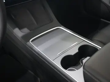 TESLA Model 3 LONGRANGE DUAL-MOTOR NAVI KAMERA DAB AMD