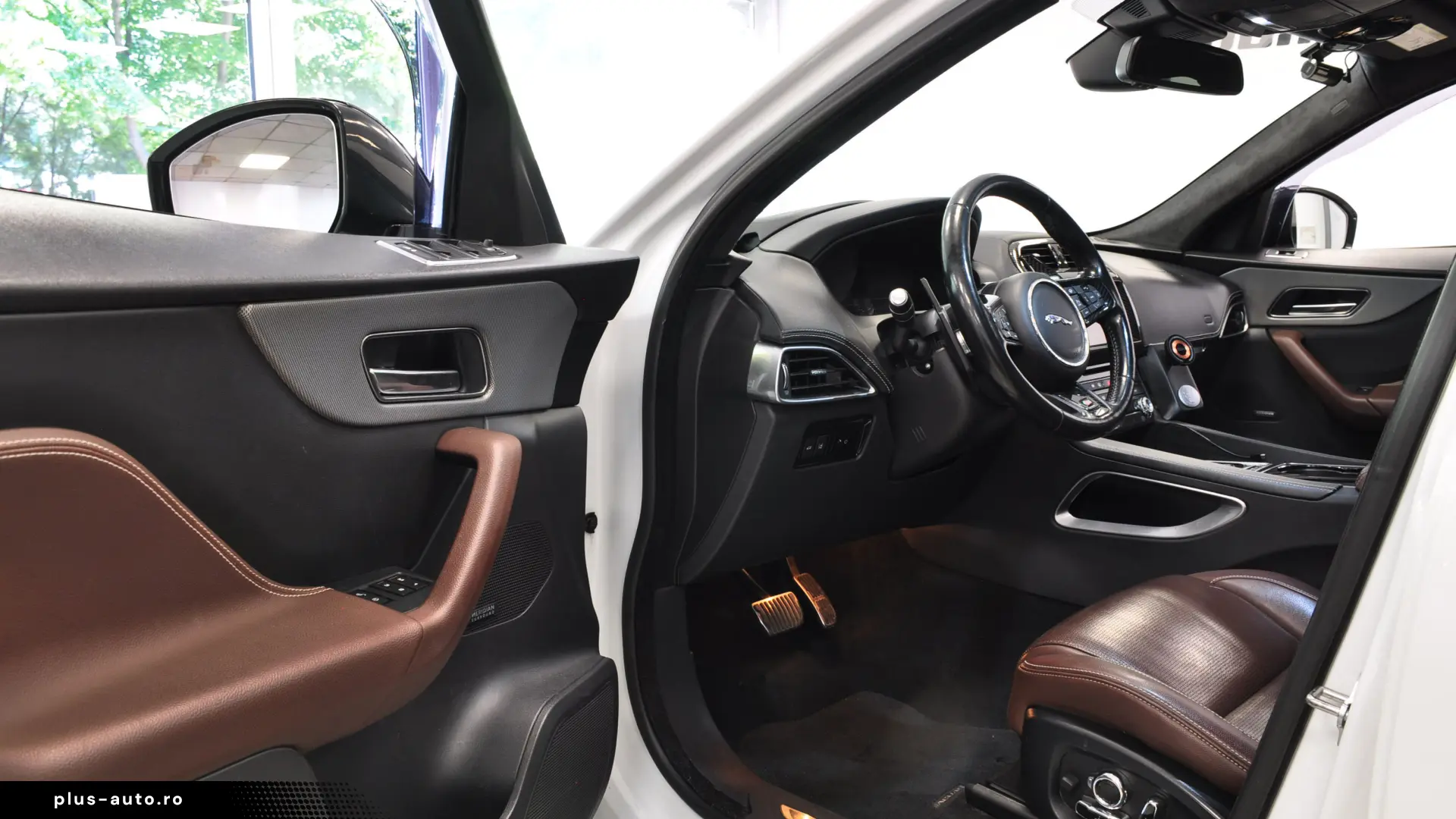 JAGUAR F-PACE 3.0i 380CP Piele Perforata Tabac Alcantara