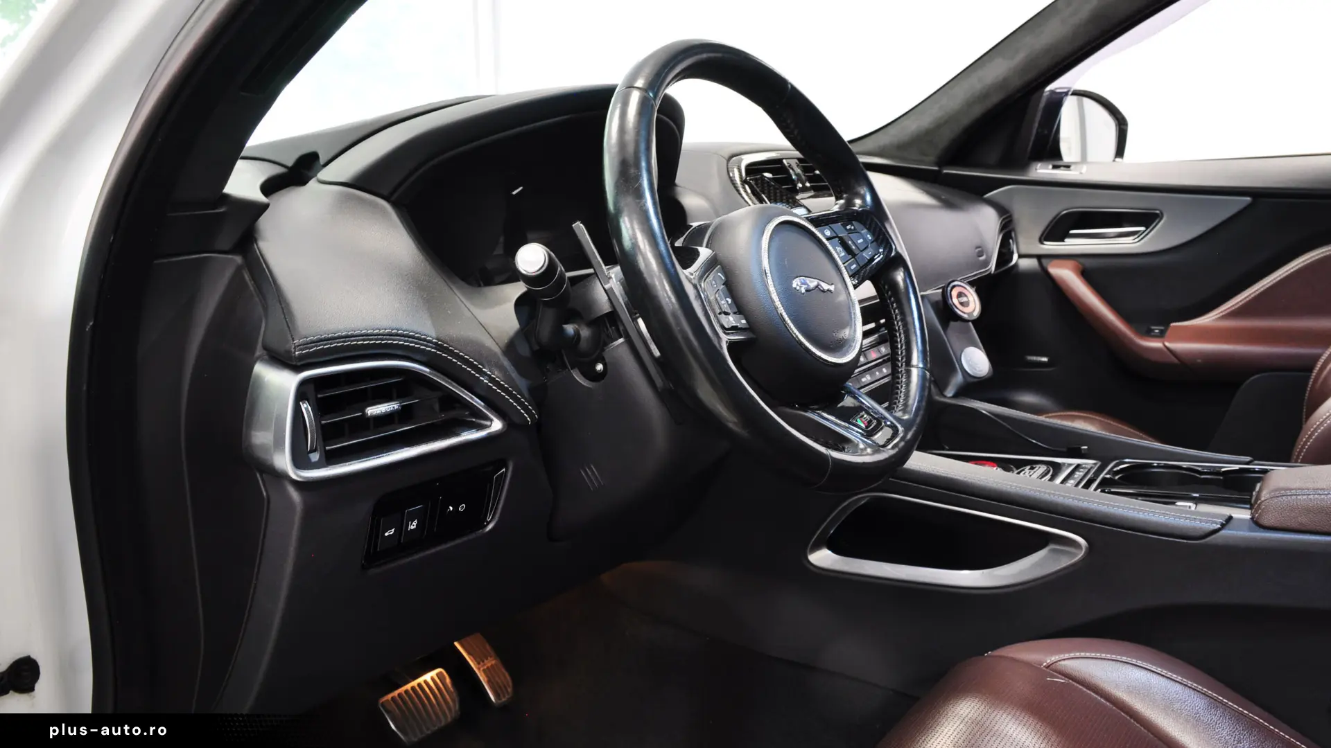 JAGUAR F-PACE 3.0i 380CP Piele Perforata Tabac Alcantara