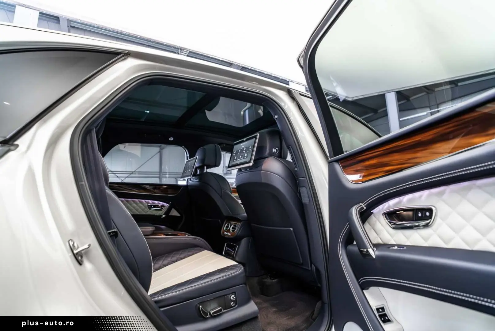 BENTLEY Bentayga 6.0 W12 Mulliner Full Carbon   Rear TV