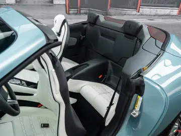 FERRARI Roma  BESPOKE CELESTE TREVI