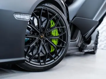 LAMBORGHINI Revuelto Nero Nemesis  Lift  Passenger Display