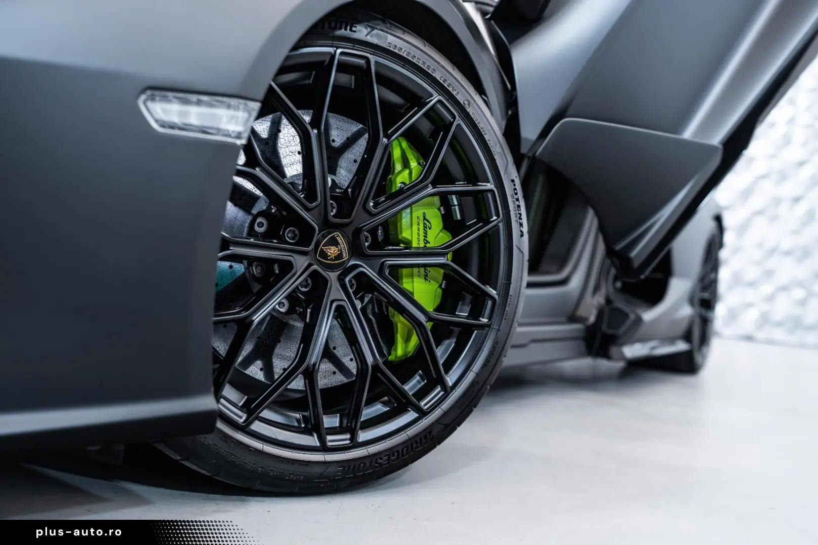 LAMBORGHINI Revuelto Nero Nemesis  Lift  Passenger Display