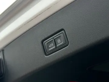 AUDI Q4 45 e-tron quattro S LINE FAHRSCHULAUSSTATTUNG