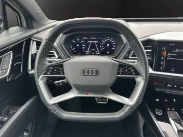 AUDI Q4 45 e-tron quattro S LINE FAHRSCHULAUSSTATTUNG