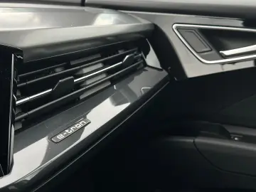 AUDI Q4 45 e-tron quattro S LINE FAHRSCHULAUSSTATTUNG