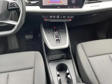 AUDI Q4 45 e-tron quattro S line Navi Einpark