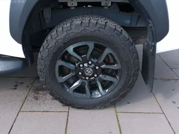 TOYOTA Hilux Double Cab Invincible 4x4 Bügel Rollo AHK
