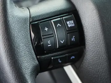 TOYOTA Hilux Double Cab 2.8 4x4 Comfort Nav ACC Kam AHK