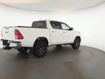 TOYOTA Hilux Double Cab 2.8 4x4 Comfort Nav ACC Kam AHK