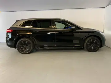 MERCEDES-BENZ Maybach EQS 680 SUV Night Series First-Class