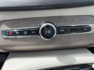 VOLVO XC90 Ultimate Bright Recharge Plug-In Hybrid AWD