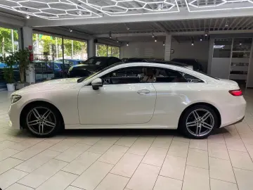 MERCEDES-BENZ E 300 Coupe AMG-Line Pano Leder RueFaK…