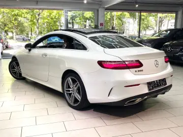 MERCEDES-BENZ E 300 Coupe AMG-Line Pano Leder RueFaK…