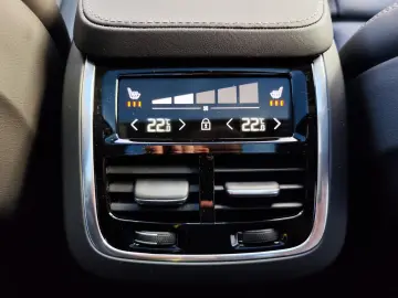 VOLVO XC90 B5 AWD Ultimate Bright 360 4C B&W HUD V-MAX