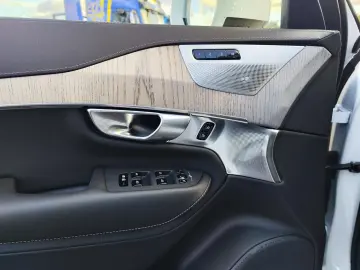 VOLVO XC90 B5 AWD Ultimate Bright 360 4C B&W HUD V-MAX