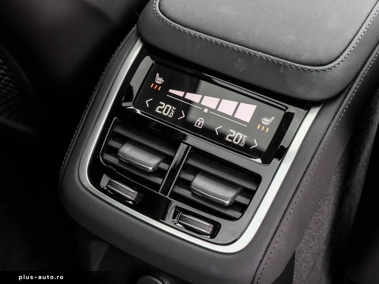 VOLVO XC90 T8 AWD Ultra Dark NP 106.430 -  FOUR-C MASS