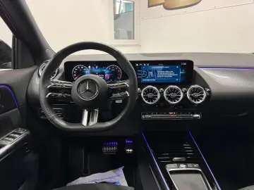 MERCEDES-BENZ GLA 250 4M AMG PANO NIGHT MULTIBEAM KA…