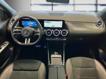 MERCEDES-BENZ GLA 250 4M AMG PREMIUM AHK PANO LHZ KE…