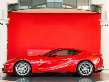 FERRARI 812 Superfast Rosso70Anni JBL Lift Apple-Carplay