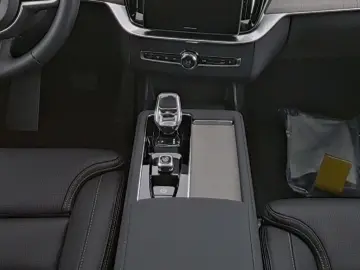 VOLVO XC90 T8 AWD Ultra Dark 7-Sitz 4C B&W Massage HUD